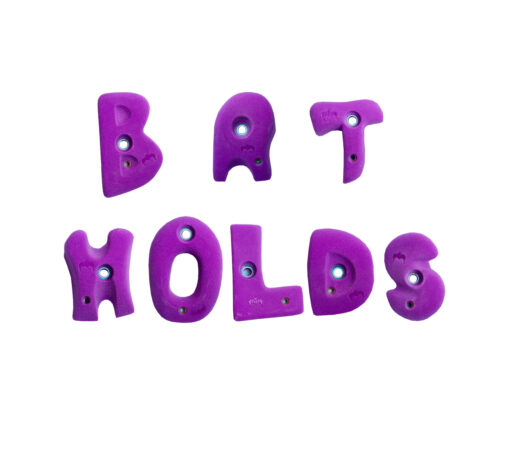 Chwyty wspinaczkowe dla dzieci w kształcie literek układające się w napis BAT HOLDS.