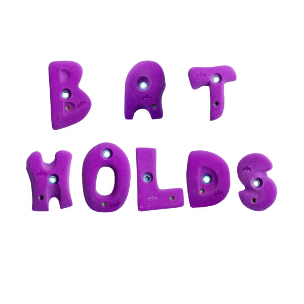 Chwyty wspinaczkowe dla dzieci w kszta艂cie literek uk艂adaj膮ce si臋 w napis BAT HOLDS.
