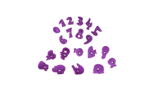 Zestaw chwytów dla dzieci składający się z dziesięciu chwytów w kształcie cyferek i 10 chwytów w kształcie egzotycznych zwierzątek.
